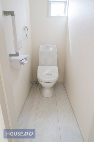【トイレ】温水洗浄暖房便座付き。2箇所あるので、忙しい朝でも安心♪ほっと一息つけるプライベート空間は広めの設計となっております。