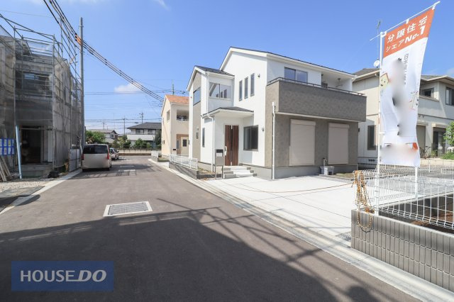【前面道路】駐車や切り返しも楽々6ｍ道路です♪周辺環境は大切な要素ですので、道幅や駐車など、現地でしっかりとご説明させていただきます。