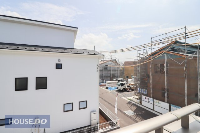 【建物からの眺望】バルコニーからの景色。十分な間隔が確保されております。