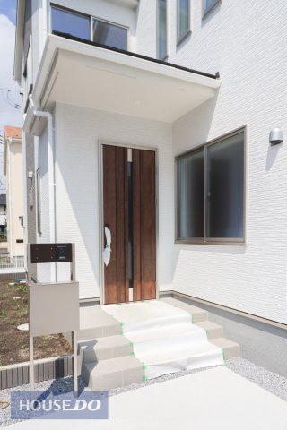 【エントランス】ゆったりとした玄関。奥行きのあるポーチで雨の日も安心です。