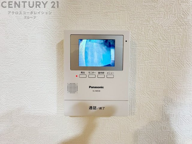 訪問者が来たときにテレビ画面で確認できるため、安心してドアを開けられます。録画機能があるものもあり、留守中に来訪者を記録しておくことができます。利便性が高く、セキュリティ面でも安心です。