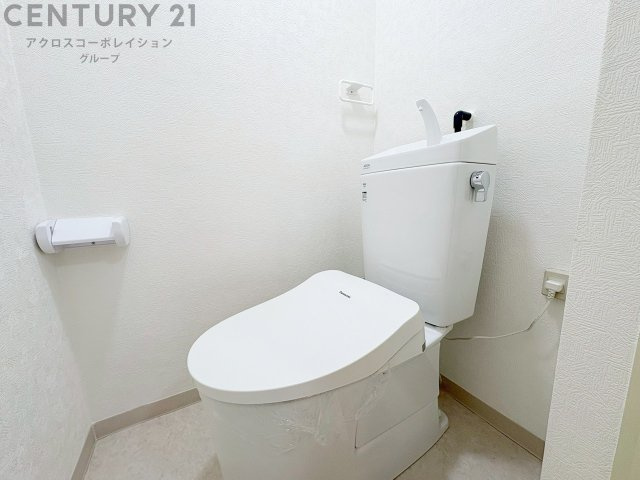 温水洗浄便座付トイレは温水洗浄機能により、暖かい水でおしりを洗浄することができ、冷たい水を使う従来の便座に比べ、温水洗浄機能で暖かいトイレを提供し、快適な使用を可能にします。