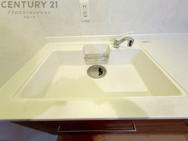 大きなシンクでお鍋などの大きな調理器具を洗う際にも便利です。