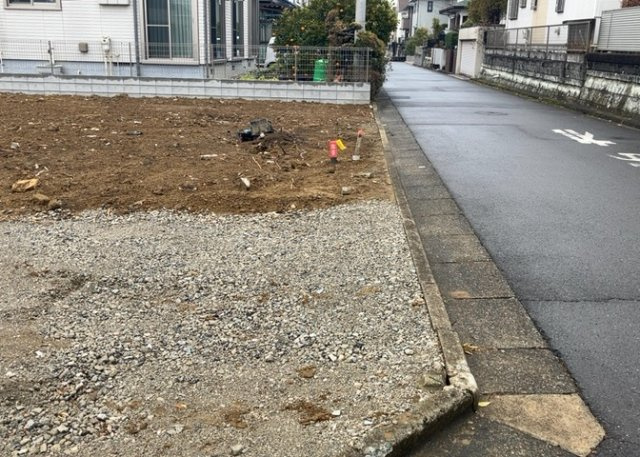 土地の形が極端に長細かったり、狭小地、あるいは道路との高低差がある傾斜地だった場合、後々売ろうとしても買い手がつかない場合もあります。後々、売却することになった時に価値の下がらない土地を選びましょう。