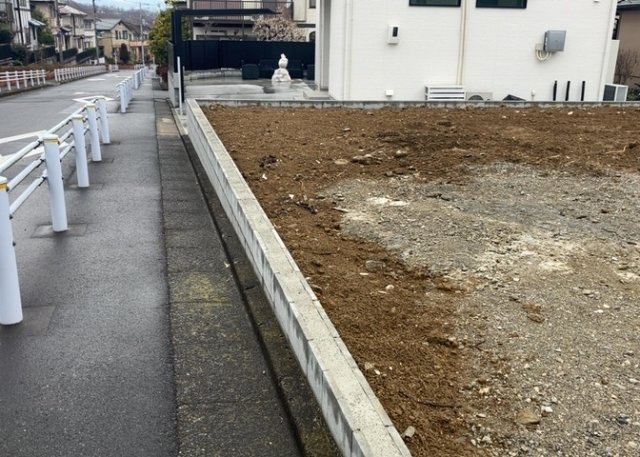土地の面積＝住宅面積ではありません。建ぺい率の問題などで、土地のある場所によって住宅を建てられる面積は限られています。高さもしかり、「土地」という言葉の中には、建築条件も含まれると考えておきましょう。