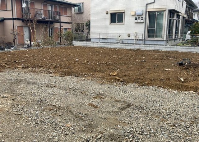 家を建てる場合、方位は要チェックです。現実的に日当たりのよい家ならばリビングは南側、建築基準法でも北側に当たる家への配慮は求められています。土地を見学に行く際は、方位磁針を持って行くようにしましょう。