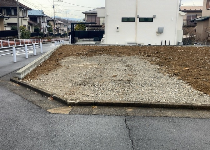 土地の前の道路に消火栓が設置されていることがあります。この場合、道路交通法第45条第1項により、駐車禁止の場所が指定されています。そのため、車庫などの駐車スペースをつくることができない場合があります。