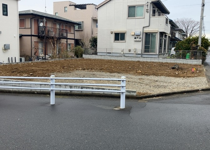 現地に行くなら、物件の周囲の地形がどうなっているかを見ることも大切です。周辺より低くなっている土地では、大雨などで水が集まりやすいため、地盤が弱くなっているということも考えられるため、注意が必要です。