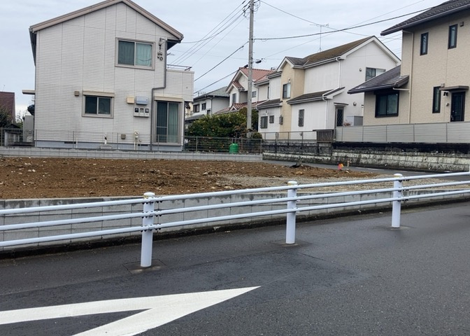 土地購入を検討されている場合、境界杭がない状態で購入してしまうと境界確定測量をする必要があり、費用がかかります。購入の前に、売主、隣土地所有者立ち合いのもと境界を確定し境界杭を設置するのがベストです。