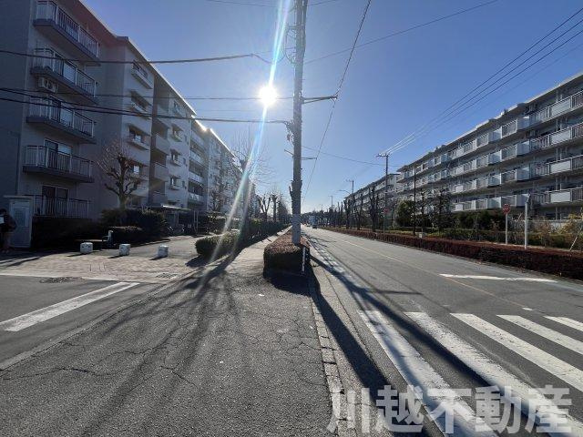 前面道路から見た物件