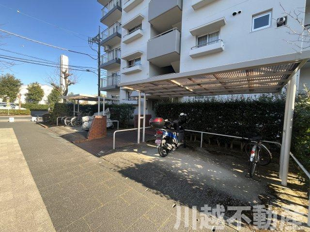 各共用階段室前には屋根付きの駐輪場あり