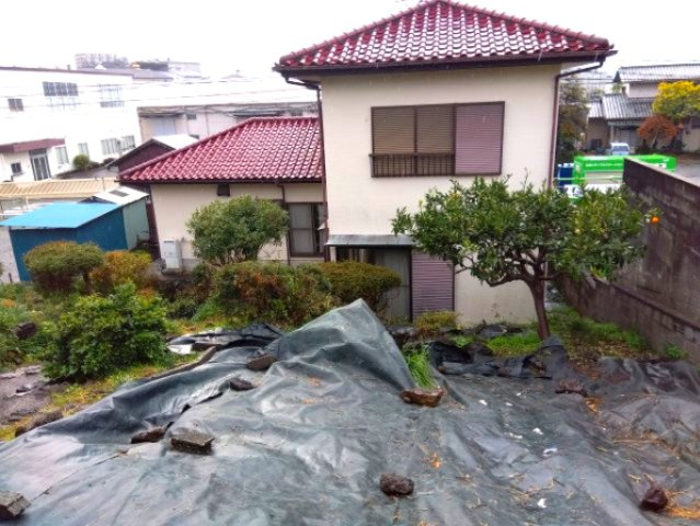 南側の土地が一段低くなっています。日当たり良好です。　
