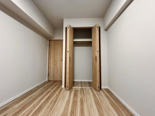 ハンガー付きの収納なので、衣類を多く収納できます。