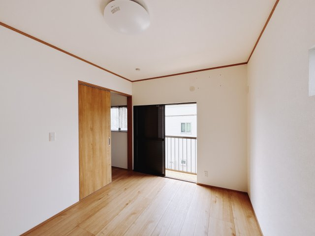 ■洋室｜ナチュラルカラーの床です。模様替えなどとても楽しく工夫できます♪陽当たり、風通しもとても良いので毎日快適な生活スタートです！