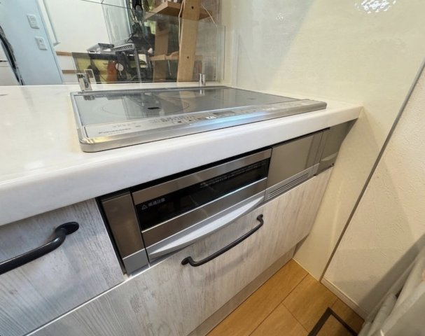 お手入れのしやすいIHクッキングヒーターを採用。フラットな天板で日々のお掃除も簡単に行えます。火を使わないため安全性にも配慮されており、小さなお子様のいるご家庭にも安心の設備です。