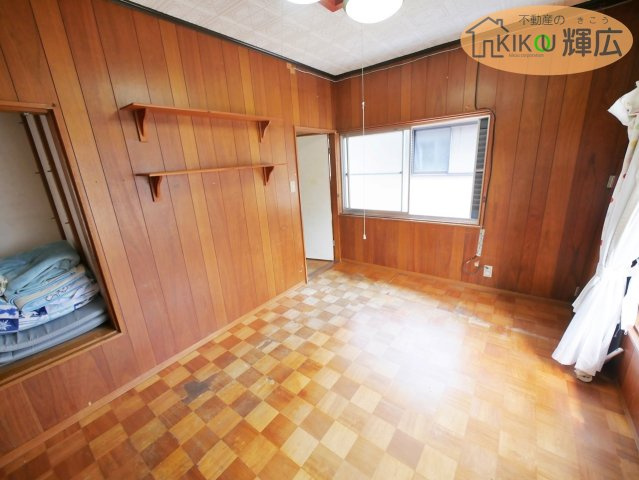 2F洋室は約6帖別写真です。収納付きですのでお子様のお部屋に最適ですね。
