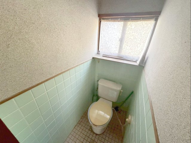 トイレです！水回りすべて窓付きでしっかり換気が出来ます！