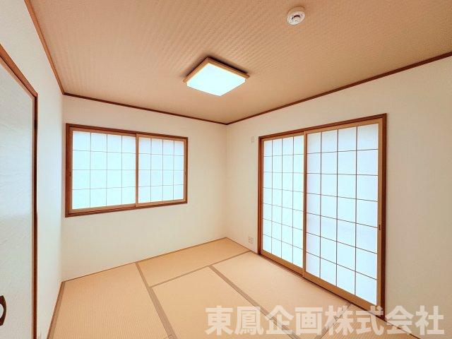 明るく柔らかな日差しが差し込む和室です