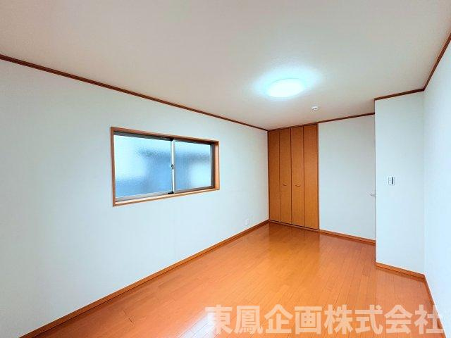 広くて明るい寝室