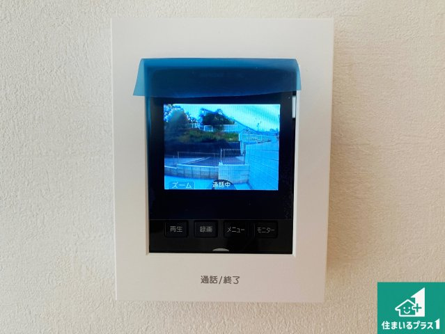 カラーモニターインターホン！声だけでなく来訪者の姿や顔がモニターで確認できるので、小さなお子様がいらっしゃるご家庭でも安心できます！