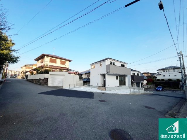 周辺は閑静な住宅街！前面道路広々で車の出し入れも便利です。駐車が苦手な方でも安心して車庫入れできます！