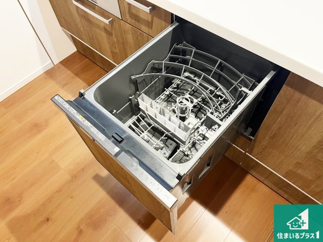 食事後の一仕事、食器洗いをボタン一つでお任せできちゃいます！場所を取らないビルトイン式なので、お料理スペースもしっかり確保！