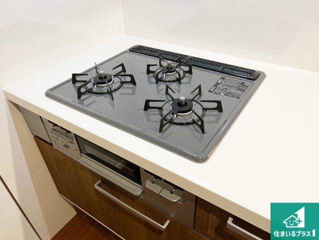 ダブル高火力Ｓｉセンサー付きコンロ！3口あるので、まとめて料理をする時も大活躍！