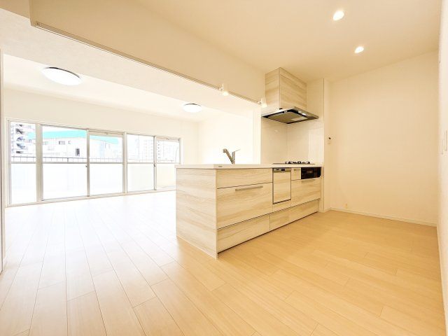キッチン側から見たＬＤＫの様子。あたたかみのある色合いが◎窓から採光もたっぷり入ります！