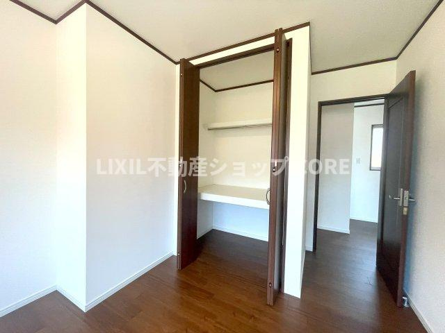 奥行きもあるので、収納ボックスをそのままクローゼットの中へ。部屋にものが出ずスッキリ。　