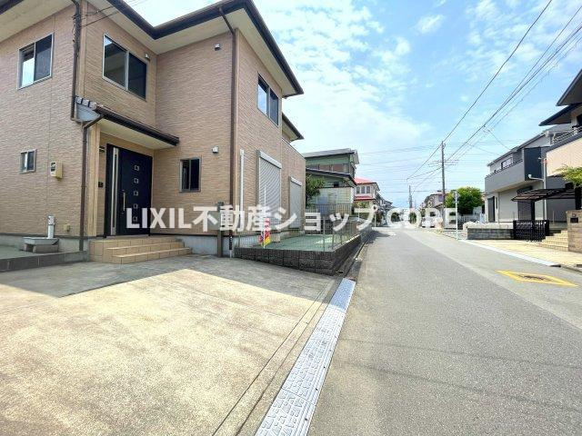 前面道路は閑静な住宅地をはしる車通りの少ない道路。お車の出し入れが苦手なママや小さなお子様にも安心　