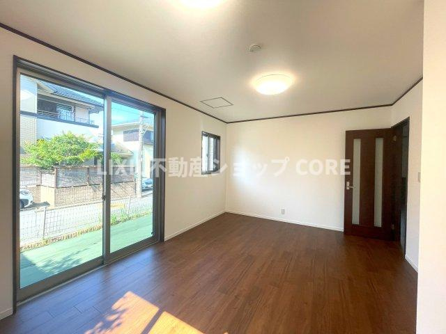 光溢れる安らぎの空間。キッチンとも一体感も演出しご家族との会話も弾みます。　