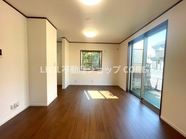 休日はおひさまの光をたっぷりと取りこめるリビングでゆったりと過ごしませんか？　