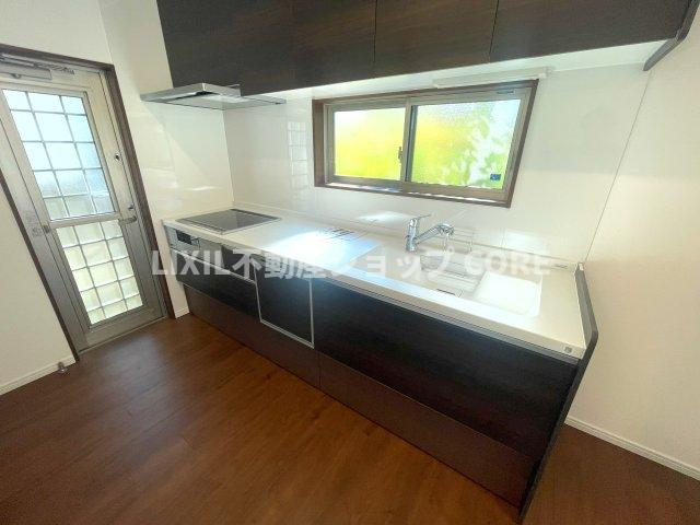 キッチンのそばには大きな窓ございます。明るい日差しが差し込み気持ちよくお料理が出来そうです！　