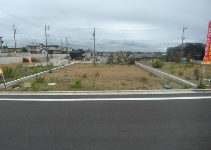 土地の形が極端に長細かったり、狭小地、あるいは道路との高低差がある傾斜地だった場合、後々売ろうとしても買い手がつかない場合もあります。後々、売却することになった時に価値の下がらない土地を選びましょう。