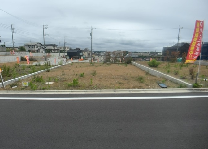 土地の面積＝住宅面積ではありません。建ぺい率の問題などで、土地のある場所によって住宅を建てられる面積は限られています。高さもしかり、「土地」という言葉の中には、建築条件も含まれると考えておきましょう。
