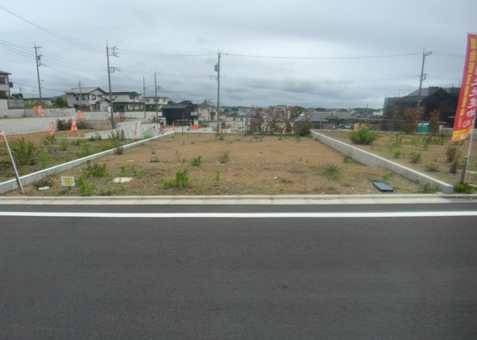 家を建てる場合、方位は要チェックです。現実的に日当たりのよい家ならばリビングは南側、建築基準法でも北側に当たる家への配慮は求められています。土地を見学に行く際は、方位磁針を持って行くようにしましょう。