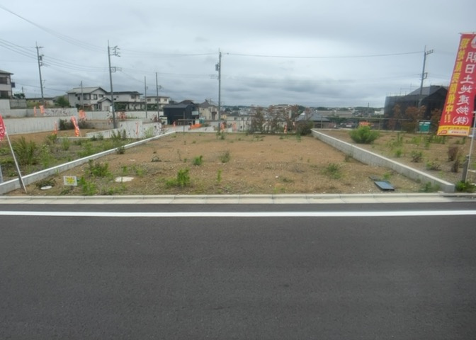 土地を買う際、住む地域の自治体や福祉の補助制度にも注目してみましょう。子供や老人の医療補助やゴミ出しのルールなど、自治体によってルールに大きな違いがあるため、暮らしやすい土地で判断するとよいでしょう。