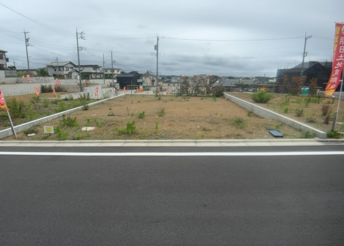 土地の前の道路に消火栓が設置されていることがあります。この場合、道路交通法第45条第1項により、駐車禁止の場所が指定されています。そのため、車庫などの駐車スペースをつくることができない場合があります。