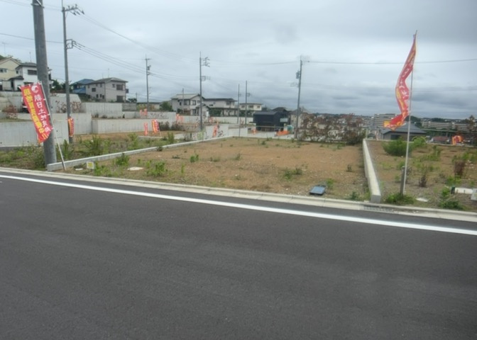 現地に行くなら、物件の周囲の地形がどうなっているかを見ることも大切です。周辺より低くなっている土地では、大雨などで水が集まりやすいため、地盤が弱くなっているということも考えられるため、注意が必要です。