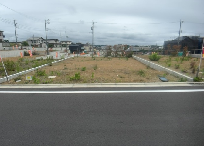 隣家の土地はどうなっているのか、生活利便施設が近くにあるのか、学校まで近いかなど、お客様のライフスタイルにあわせたイメージが重要です。また、近くにあると困る施設が近くにないかも確認するといいでしょう。