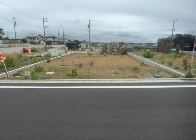 土地購入を検討されている場合、境界杭がない状態で購入してしまうと境界確定測量をする必要があり、費用がかかります。購入の前に、売主、隣土地所有者立ち合いのもと境界を確定し境界杭を設置するのがベストです。