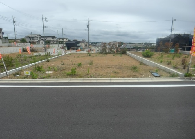 人が暮らすうえで日光は大切な要素となります。日当たりの良さは譲れないポイントですね。併せて近くに大きな建築物の建築予定がないか、あるいはそれが可能な土地が近くにないか事前に確認することもお勧めします。