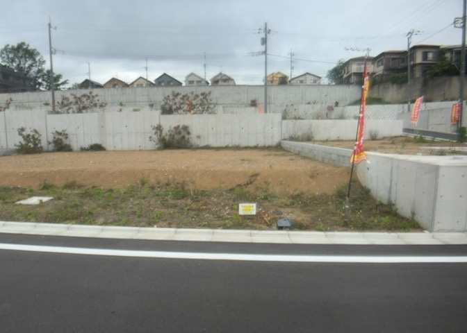 土地の形が極端に長細かったり、狭小地、あるいは道路との高低差がある傾斜地だった場合、後々売ろうとしても買い手がつかない場合もあります。後々、売却することになった時に価値の下がらない土地を選びましょう。