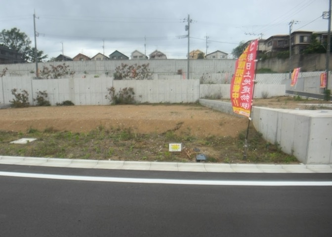 土地の面積＝住宅面積ではありません。建ぺい率の問題などで、土地のある場所によって住宅を建てられる面積は限られています。高さもしかり、「土地」という言葉の中には、建築条件も含まれると考えておきましょう。
