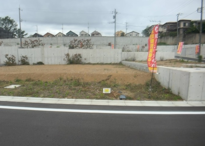 家を建てる場合、方位は要チェックです。現実的に日当たりのよい家ならばリビングは南側、建築基準法でも北側に当たる家への配慮は求められています。土地を見学に行く際は、方位磁針を持って行くようにしましょう。