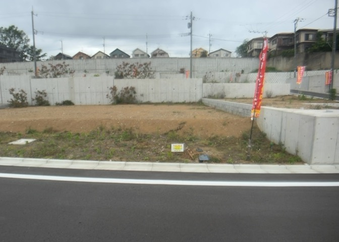 土地を買う際、住む地域の自治体や福祉の補助制度にも注目してみましょう。子供や老人の医療補助やゴミ出しのルールなど、自治体によってルールに大きな違いがあるため、暮らしやすい土地で判断するとよいでしょう。