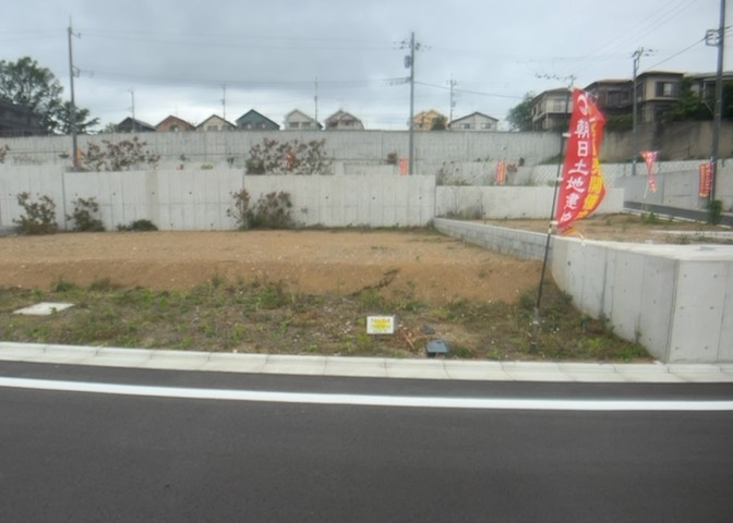 土地の前の道路に消火栓が設置されていることがあります。この場合、道路交通法第45条第1項により、駐車禁止の場所が指定されています。そのため、車庫などの駐車スペースをつくることができない場合があります。