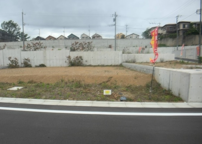 土地購入を検討されている場合、境界杭がない状態で購入してしまうと境界確定測量をする必要があり、費用がかかります。購入の前に、売主、隣土地所有者立ち合いのもと境界を確定し境界杭を設置するのがベストです。