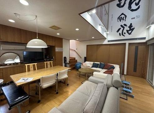 大きな吹き抜けのあるリビング。