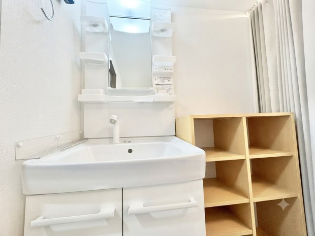 忙しい朝の味方、独立洗面台を完備しています。鏡の左右には歯ブラシや化粧品を並べられる便利なポケット付きです。（CG加工による家具消しを行っております。）